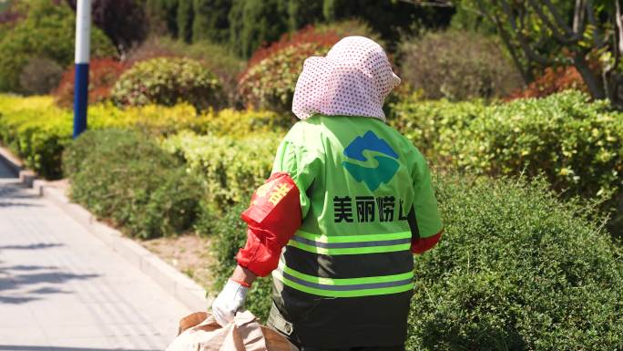 环卫工人衣服上的美丽崂山4K