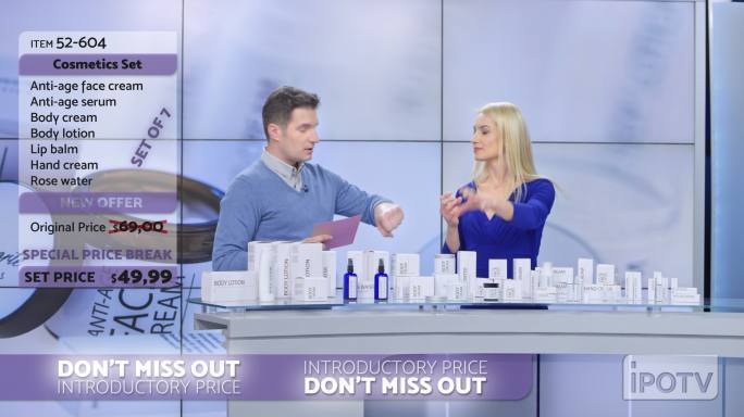 美国电视广告蒙太奇：一名女子在电视广告节目中展示了一条化妆线，一边在男主持人的手背上擦奶油，一边交谈