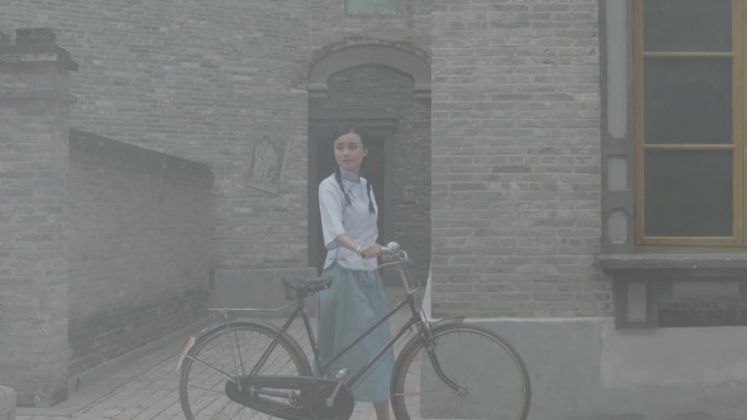 民国风战争年代美女学生推自行车行走在战场