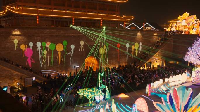 西安市庆祝中国春节的古城墙上灯光秀