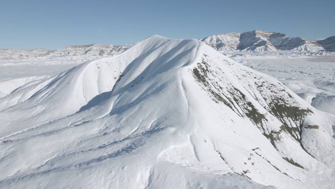 无人机POV拍摄美丽的科罗拉多沙漠冬季丘陵和山区的假山降雪极端天气视频系列