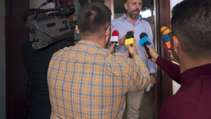 政治家接受电视记者采访