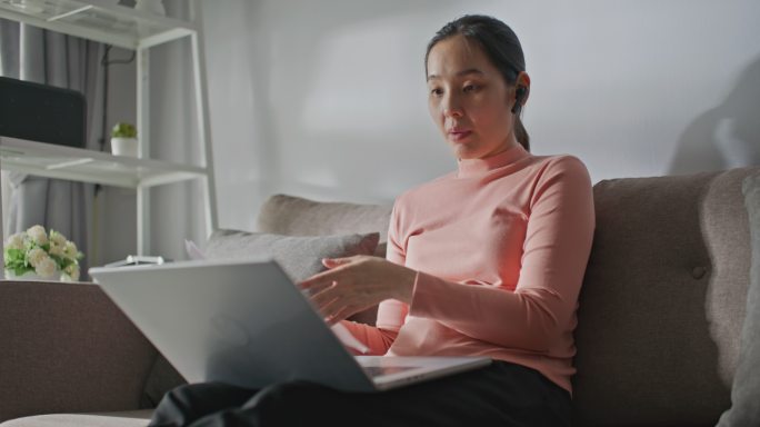 亚洲女性在家用笔记本电脑进行视频通话会议