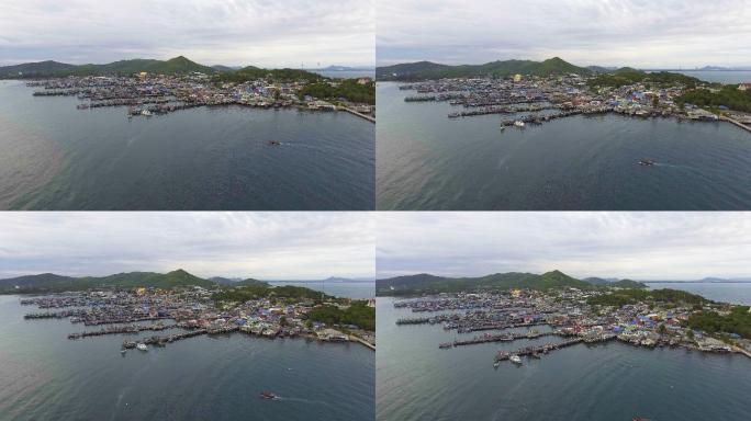 在渔人村的海岸边，有一个美丽的港口，有一架无人驾驶飞机。