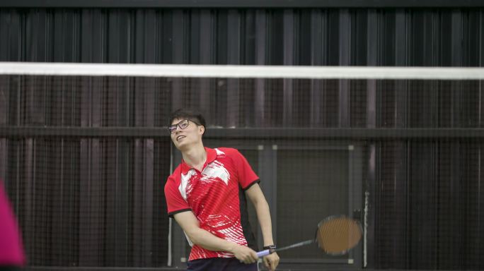 男女混双练习羽毛球技术