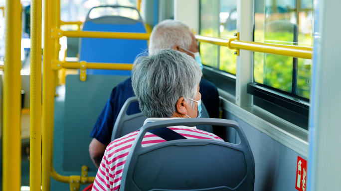 公交车上的老年人通勤4K