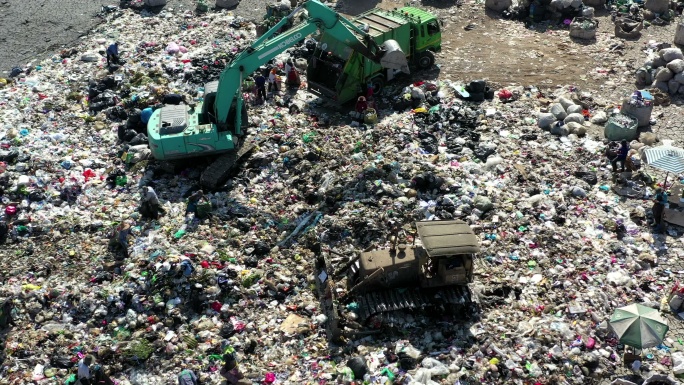 垃圾填埋场，垃圾车处理垃圾，鸟瞰图