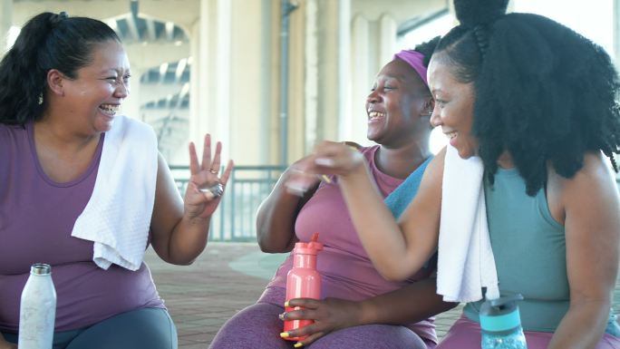 多种族女性在运动后聊天、大笑