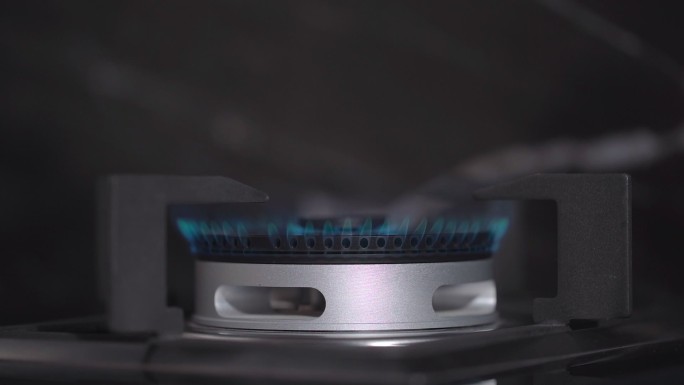 炉子里燃烧的煤气的特写镜头。慢动作视频。