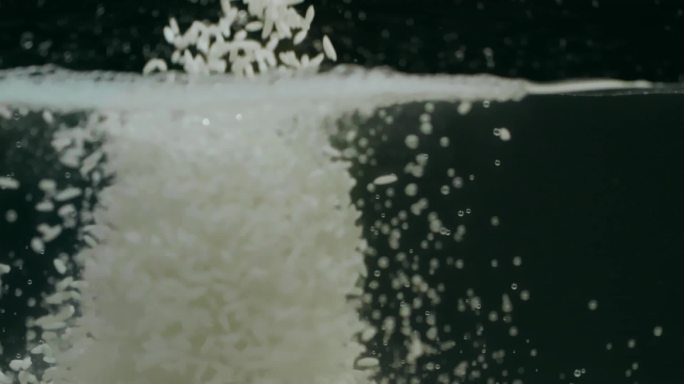 白色稻米落入水中慢镜头升格视频
