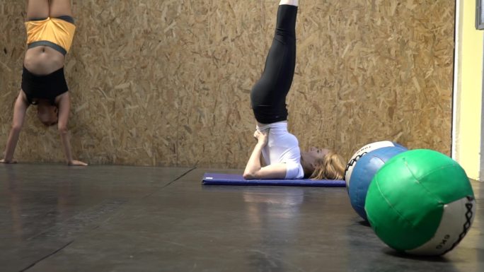 女子健身房训练瑜伽