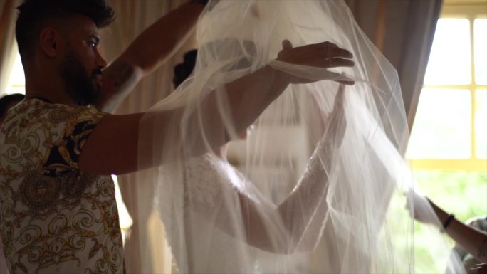 焦虑的新娘在婚礼前戴上面纱