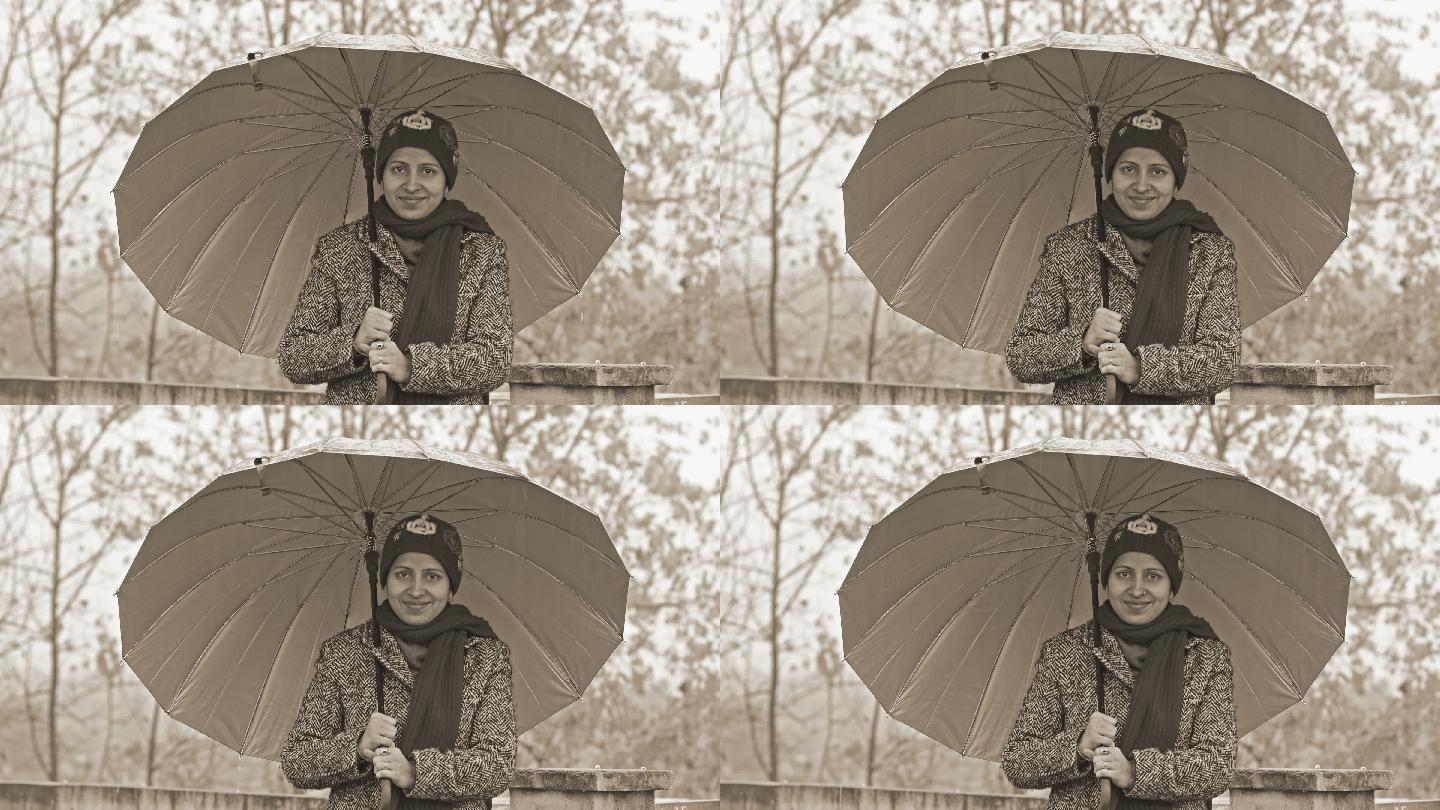 雨季印度妇女手拿雨伞