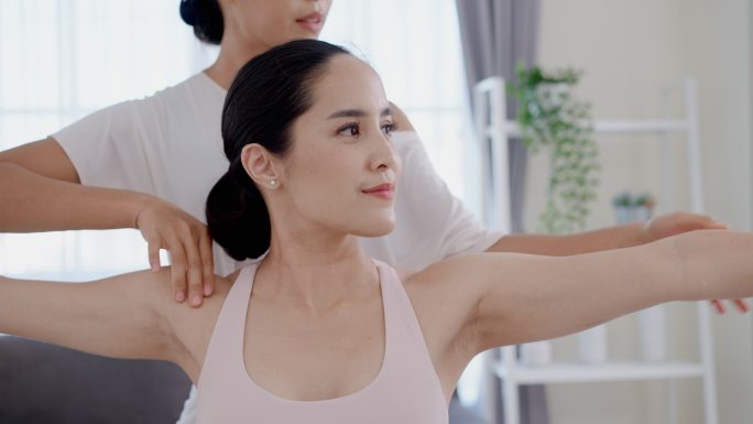 美丽苗条的女性伸出手180度伸展的镜头是由美丽的亚洲女性家庭瑜伽导师指导拍摄的。