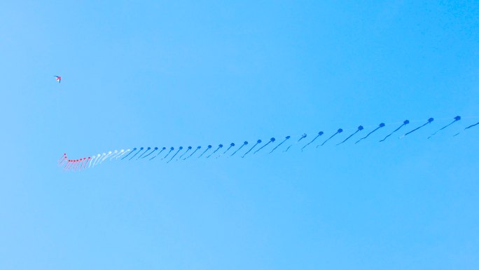 一串串风筝在蓝天上飞翔