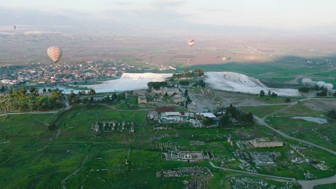Pamukkale-Hierapolis 4K无人驾驶飞机日出时的鸟瞰图