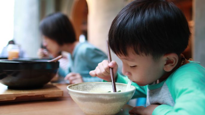 男孩用筷子吃米粉小孩吃饭小孩吃面