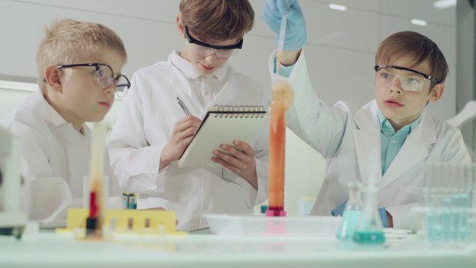 孩子们进行科学实验。实验室内部，混合泡沫、搅动液体