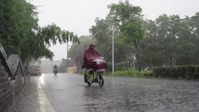 冒雨前行 电动车电瓶车 上班下班