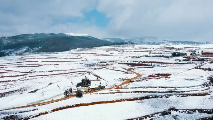 晴天蓝天下阳光照耀冬季白雪覆盖山川田野