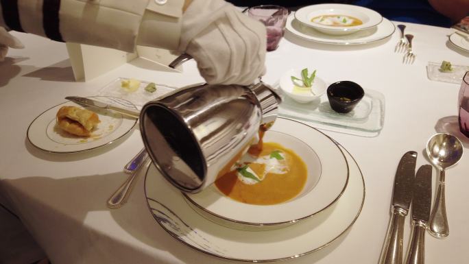 在一家豪华餐厅往碗里倒汤