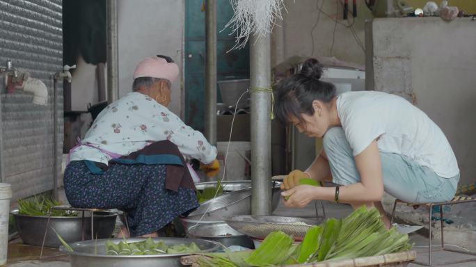 手工包糯米粽子视频中国端午节云南傣族家庭