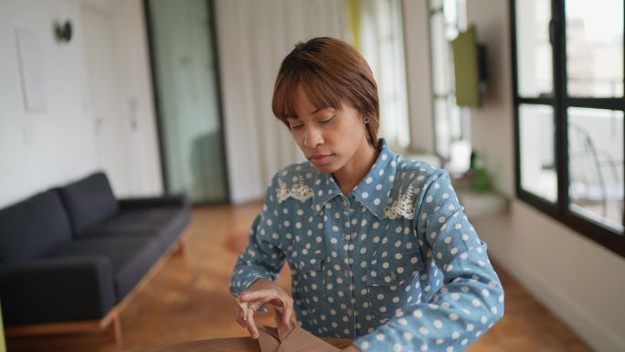 年轻女子在家整理和包装鲜花