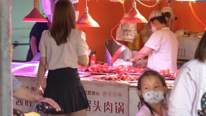 农贸市场 买猪头肉 菜市场 买菜 人群