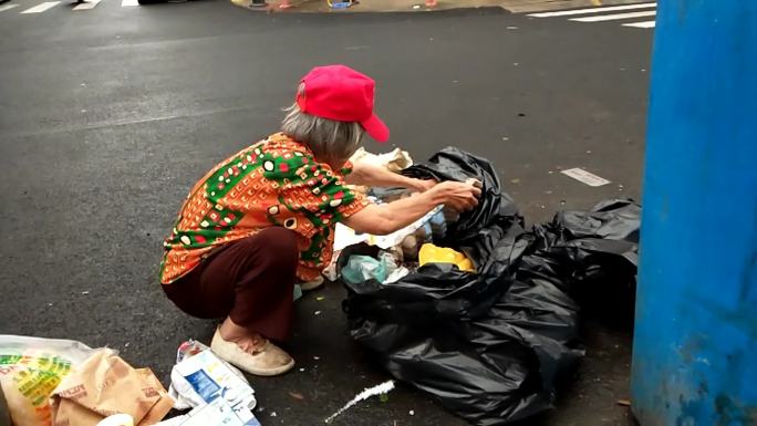 城市拾荒老人孤寡老人捡垃圾收废品生活底层