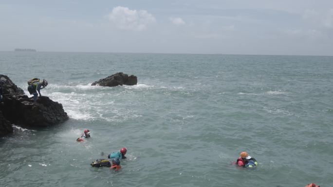 激浪有惊无险 极浪者三渡穿越黑岩角海岸