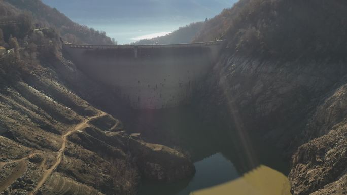 无人驾驶飞机拍摄了山中一座低水位的大坝
