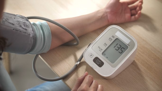 特写女性使用血压计检查血压