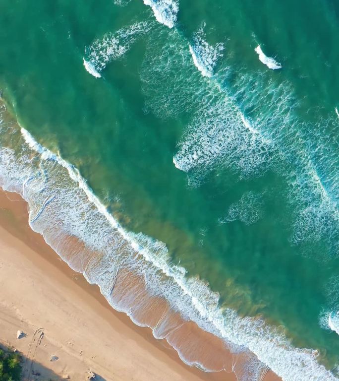 原创航拍竖版海南万宁神州半岛海浪与沙滩