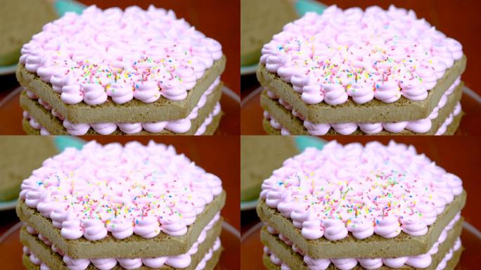 糖果产品的生产。装饰蛋糕的过程。特写详细信息
