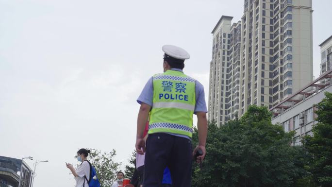 警察-交通警察马路上维持秩序4k