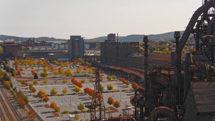 SteelStacks——宾夕法尼亚州伯利恒的一座历史悠久的钢铁厂，现已改建为现代文化中心。由于20