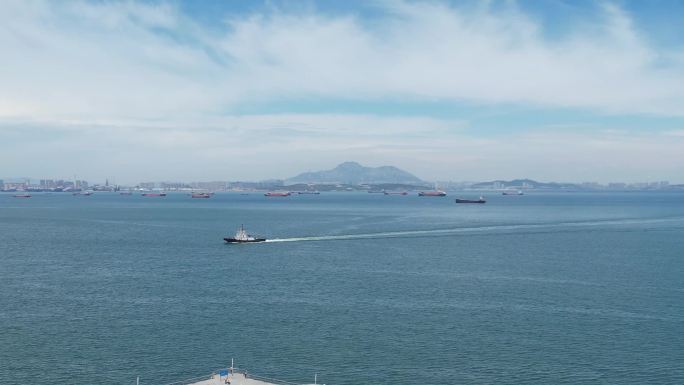 大连东港海景 货轮 船群  海天一色