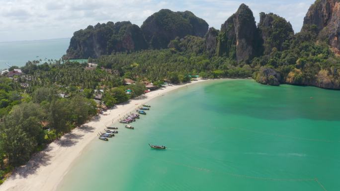 Railay beach鸟瞰图是一个岛屿，在泰国的Krabi，安达曼海拥有美丽的海景和海滩，夏天天空