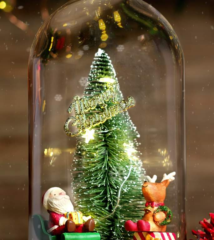 垂直圣诞快乐和新年快乐圣诞树和圣诞老人，玻璃圆顶装饰，木质背景为精致的驯鹿、松果饰物