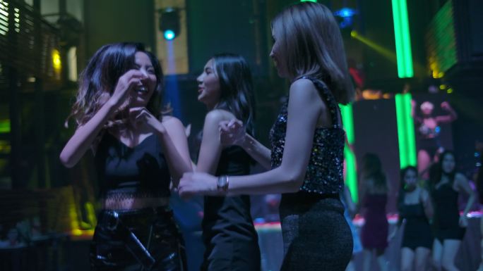 一群年轻的女性在夜总会跳舞。