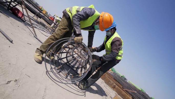 正在工地上进行钢结构施工的工人