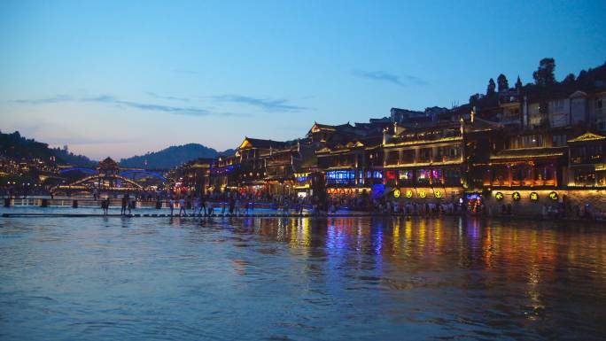 中国湖南凤凰古镇日落之景。