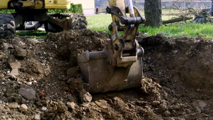 施工现场挖掘机挖坑