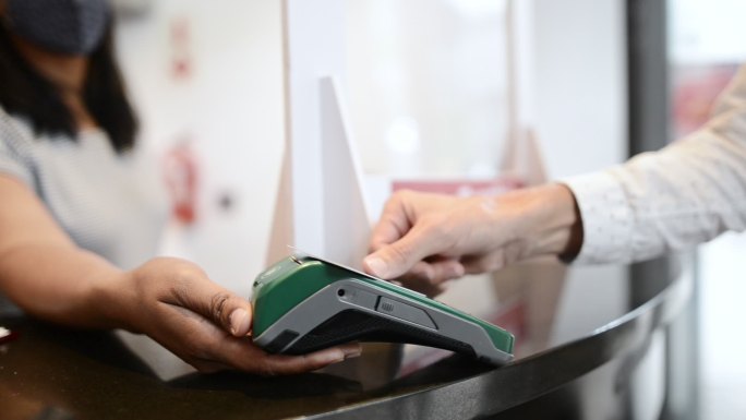 使用信用卡和NFC终端进行购买的客户