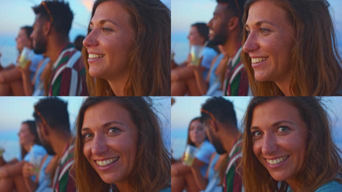 日落时分，一个女人在游艇上聊天，然后对着镜头微笑