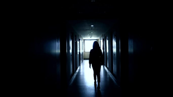 走向光明的女人恐怖幽暗的走廊背影
