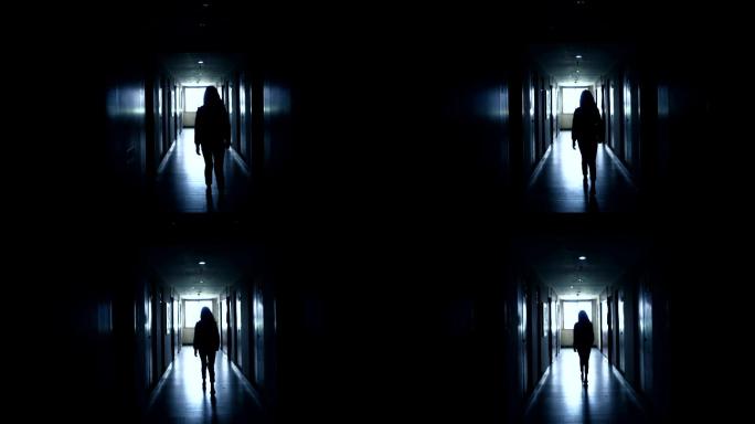 走向光明的女人恐怖幽暗的走廊背影
