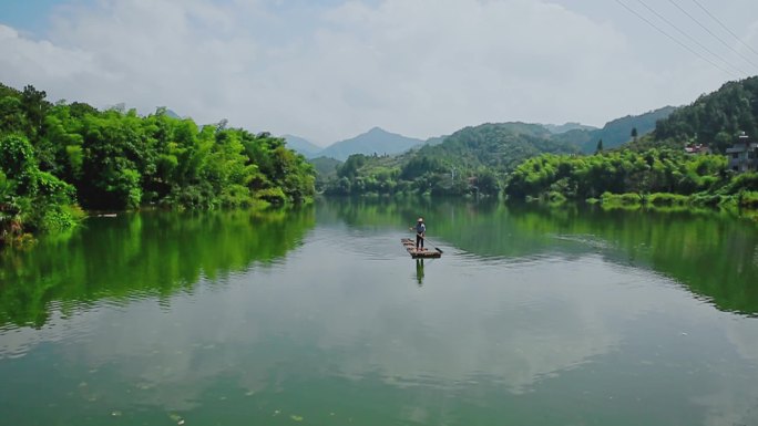 湖上竹排