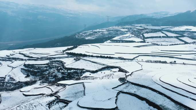 冬季白雪皑皑山川田野农村远处连绵雪山