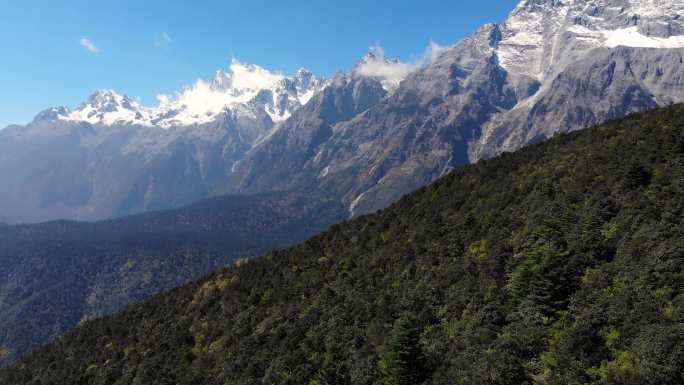 中国丽江的林地和玉龙雪山景观的4k鸟瞰图和推拉背景。